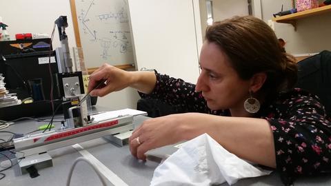 Una mujer utilizando un equipo de medición en un laboratorio.