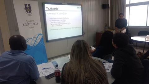Una presentación sobre taquicardia en un aula de enfermería.