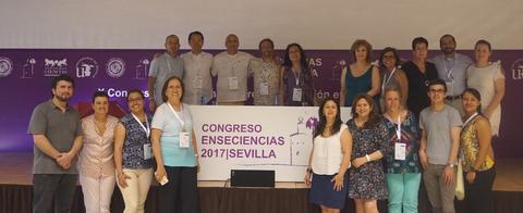 Un grupo de personas posando en un congreso en Sevilla.