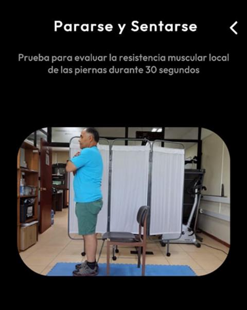 Un hombre realiza una prueba de resistencia muscular en un entorno de gimnasio.