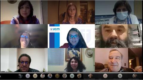 Videoconferencia con varias personas en diferentes cuadros de la pantalla.