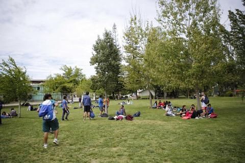 Un grupo de estudiantes disfrutando de un día al aire libre en un parque.
