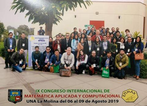 Un grupo de personas posando en un congreso de matemáticas aplicadas y computacionales.