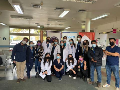 Un grupo de profesionales de la salud posando en un centro médico durante un evento.