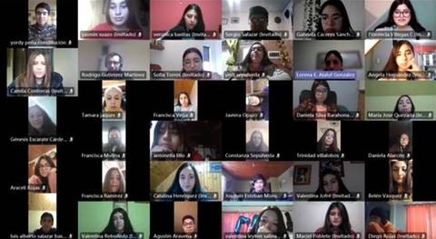 Un grupo de personas participando en una videoconferencia, mostrando sus rostros en pantallas divididas.