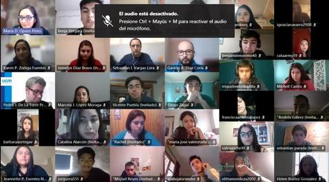 Una reunión virtual con múltiples participantes en cuadrículas en la pantalla.