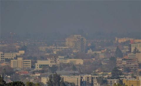 Una vista panorámica de una ciudad con edificios en un día nublado.