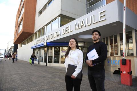 Estudiantes posando felices frente a la Universidad Católica del Maule.