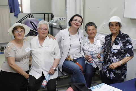 Un grupo de mujeres mayores sonríe juntas en un ambiente amigable.