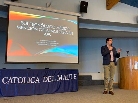 Un presentador habla sobre el rol del tecnólogo médico en oftalmología durante una conferencia en una universidad.