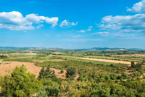 Una hermosa vista del campo chileno con cielos despejados y verdes paisajes.