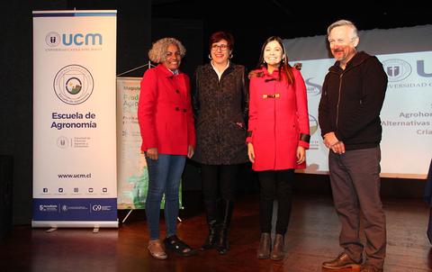 Cuatro personas posan juntas en un evento relacionado con la agronomía.