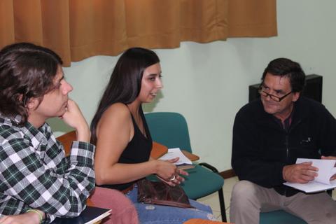 Un grupo de personas participa en una conversación en un entorno de aula.