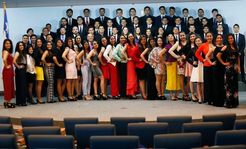 Un grupo de estudiantes posando juntos en un evento formal.