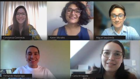 Un grupo de cinco personas sonrientes en una videoconferencia.