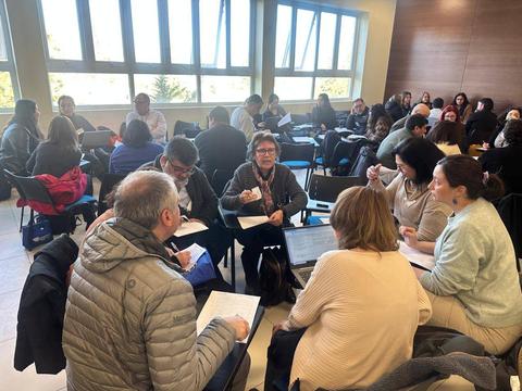 Un grupo de personas participando en una reunión o taller en un ambiente de trabajo.