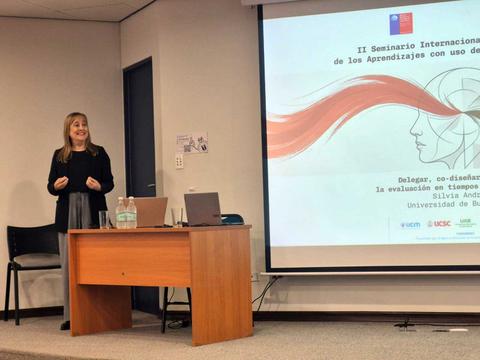 Mujer presentando en un seminario sobre aprendizajes en Chile.