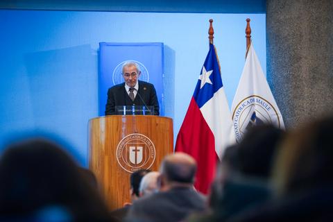 Un orador presenta un discurso en un evento formal en Chile.