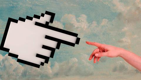 La imagen muestra una mano real apuntando hacia una mano digital icónica sobre un fondo pintado de nubes.