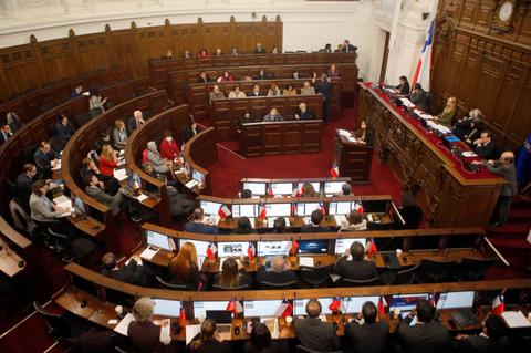 Una sesión del órgano legislativo de un país en un ambiente formal.