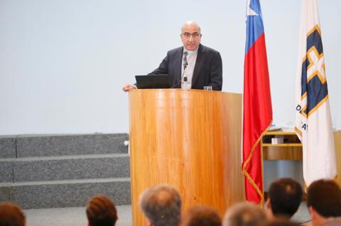 Un hombre está dando una presentación en un podio frente a una audiencia.