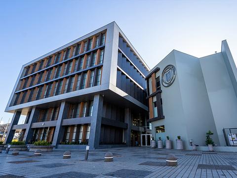 Edificio moderno con un diseño arquitectónico destacado en un día soleado.