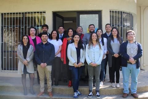 Un grupo de personas posando juntas en un entorno exterior en un día soleado.