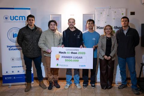 Un grupo de jóvenes celebra su triunfo en un hackathon presentado por la UCM.