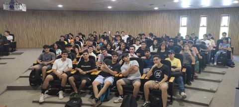 Un grupo de estudiantes posando para la foto en un aula.