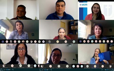 Una reunión virtual con varias personas en un formato de cuadrícula en la pantalla.