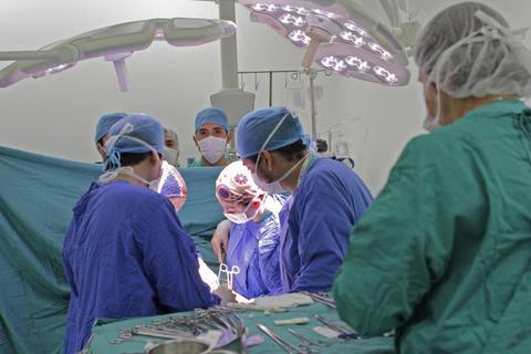 Un grupo de cirujanos llevando a cabo una operación en un quirófano.