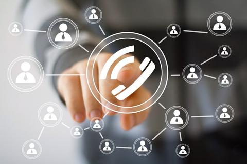 Una persona interactuando con un gráfico de conexiones sociales.