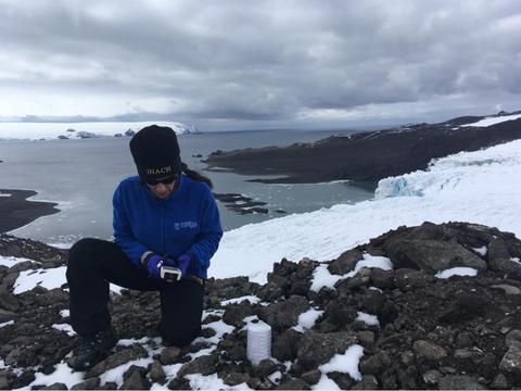 Una persona está realizando tareas de investigación en un paisaje glacial.