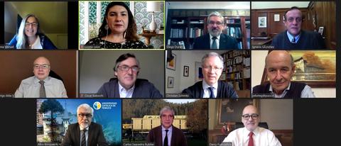 Reunión virtual de un grupo de personas en un contexto formal.