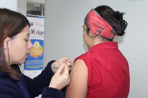 Una mujer recibe una inyección en un centro de salud.