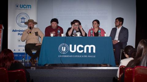 Un grupo de panelistas discute sobre el futuro de la administración pública en un evento en la Universidad Católica del Maule.