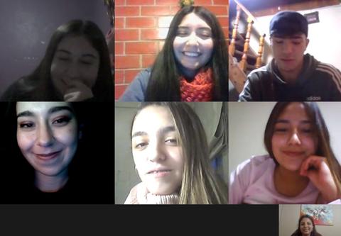 Un grupo de seis personas sonriendo en una videollamada.