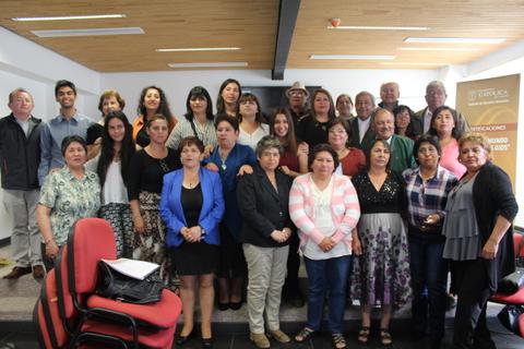 Un grupo de personas posando juntas en un evento en un salón.