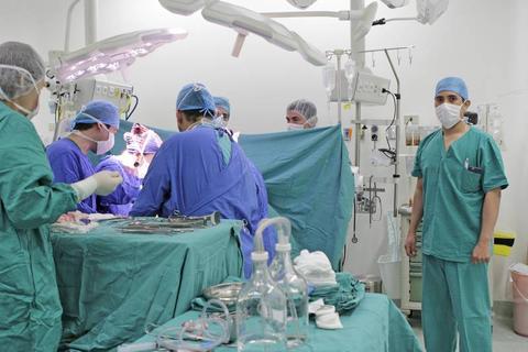 Un equipo médico realiza una cirugía en un quirófano.