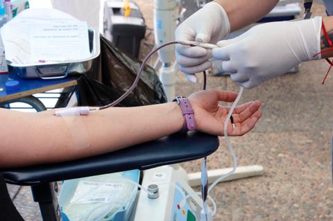 Una persona se está sometiendo a un procedimiento de extracción de sangre en un entorno médico.