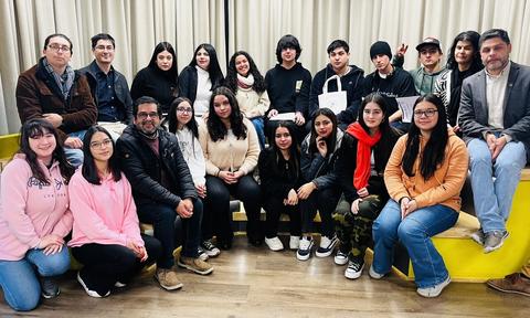 Un grupo de personas posando para una foto en un ambiente acogedor.