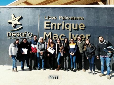 Un grupo de personas posa frente a la entrada del Liceo Polivalente Enrique Mac Iver.