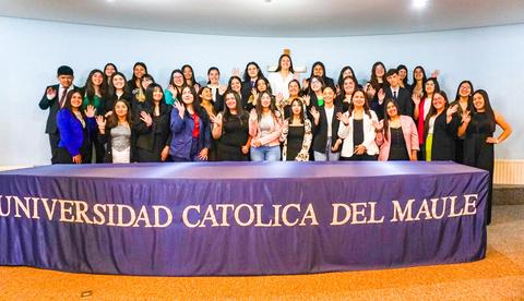 Un grupo de estudiantes sonrientes posando en una ceremonia en la Universidad Católica del Maule.