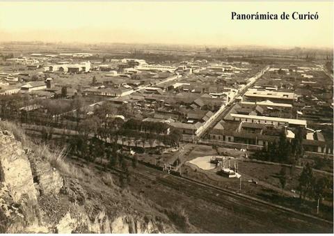 Fotografía panorámica de Curicó que muestra un amplio paisaje urbano en blanco y negro.