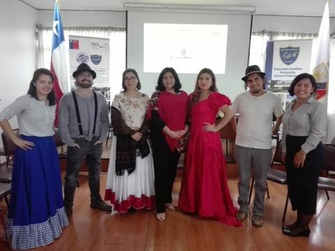 Un grupo de personas vestidas con trajes típicos chilenos posan juntas en un evento.