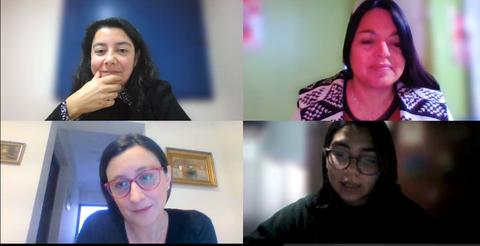 Cuatro mujeres en una videoconferencia mostrando diferentes expresiones y ambientes.