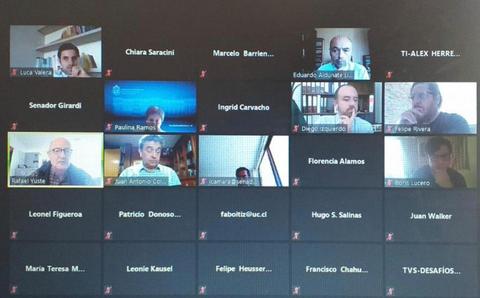 La imagen muestra una videoconferencia con múltiples participantes en un formato de cuadrícula.
