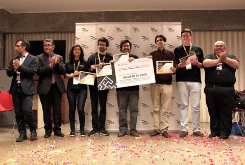 Un grupo de personas celebra con premios en un evento, rodeado de confeti.
