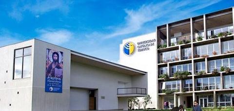 Imagen de la Universidad Católica de Temuco con su arquitectura moderna y un día soleado.