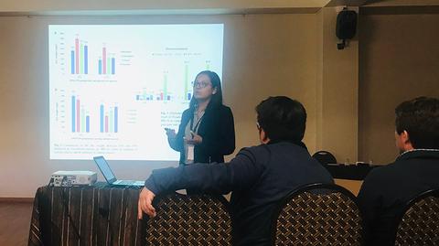 Una presentadora está explicando gráficos en una reunión.